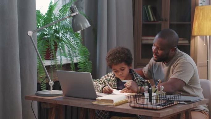 非洲裔美国人和小儿子一起做作业