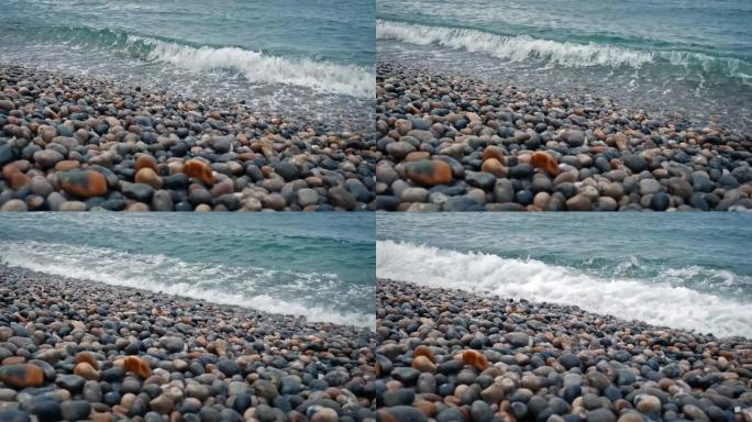 随着海浪的到来，沿着圆石滩移动