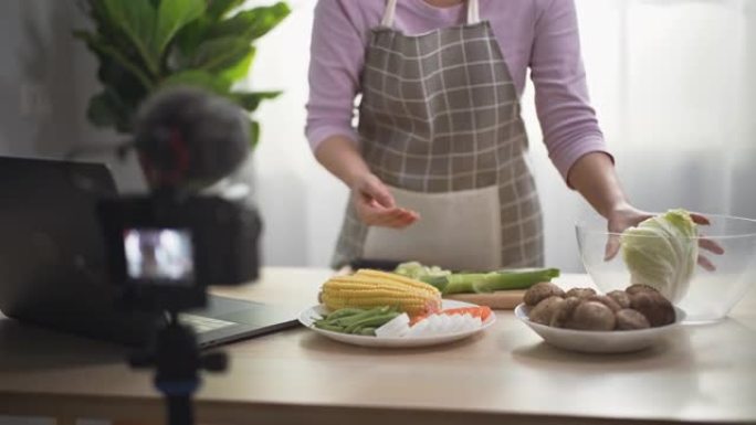 女厨师在家里在线举行的虚拟烹饪课活动中与观众交谈