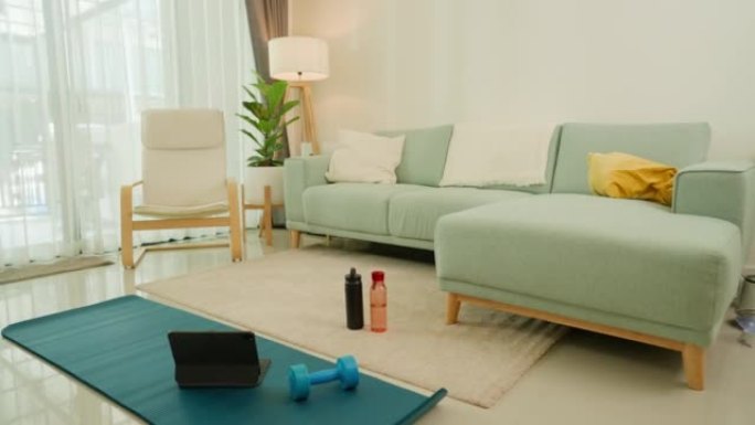 舒适的客厅为家庭锻炼做准备。