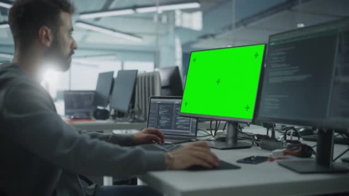 多民族办公室: 白色信息技术程序员在电脑上工作，绿屏色度键显示。男软件工程师开发应用程序，程序，视频