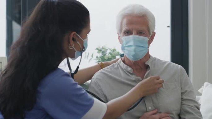 一名女护士检查老年患者呼吸的4k录像