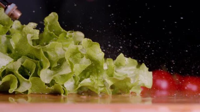 宏，复制空间，dop: 玻璃状的水滴洗了卷心莴苣的头。