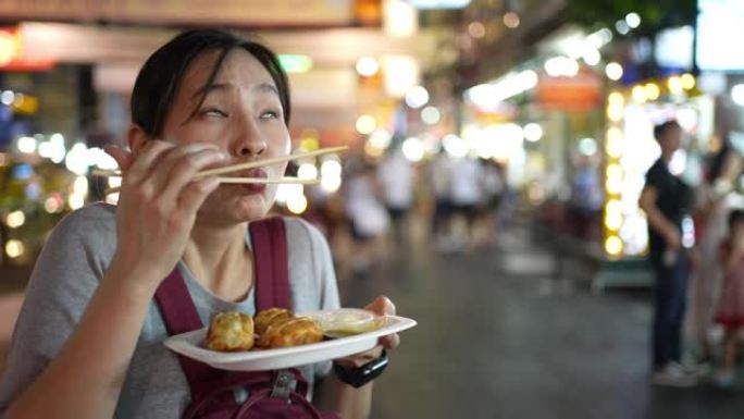 享受街头美食的亚洲女性