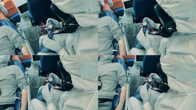 医生正在调节与病人相连的氧气罐