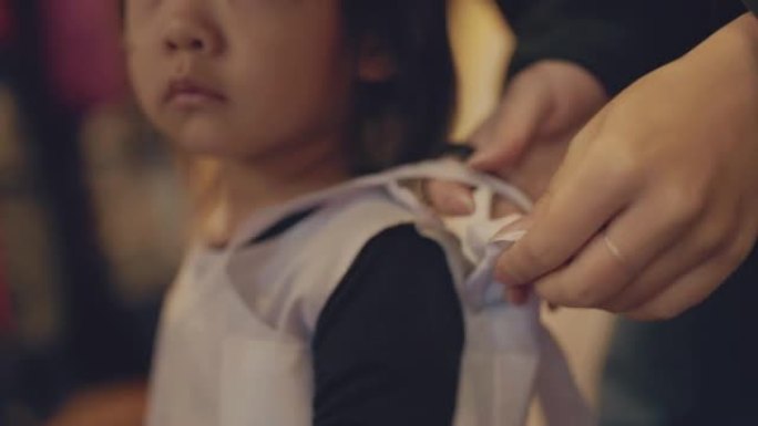 一个可爱的小女孩的特写镜头正穿着她传统的韩国服装做准备。