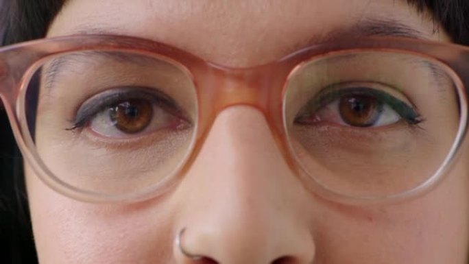 视力和视力处方眼镜。一个女人在拜访验光师时戴眼镜的特写镜头。寻找新眼镜以纠正散光等问题的女性的脸