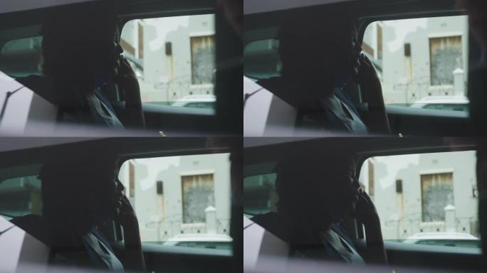 非裔美国妇女在汽车上戴着口罩