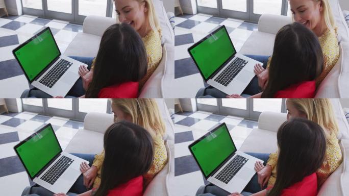 母女在家里的笔记本电脑上进行视频聊天