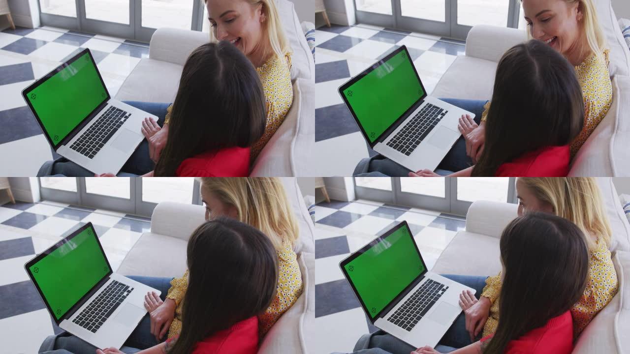 母女在家里的笔记本电脑上进行视频聊天