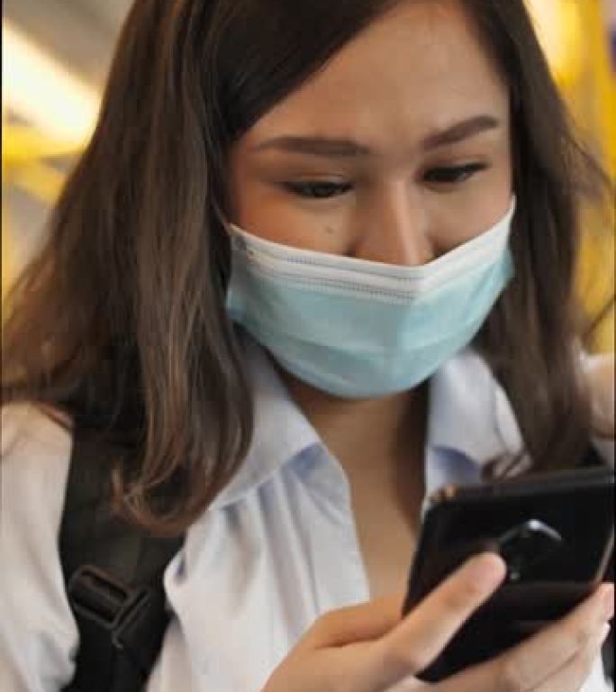 垂直视频格式: 年轻女子在火车上使用电话进行联网