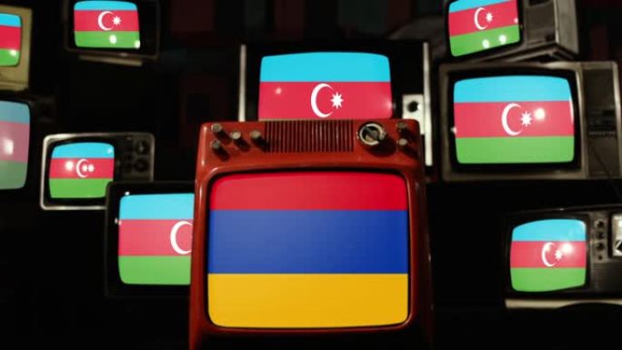 堆放在老式电视机上的亚美尼亚国旗和许多阿塞拜疆国旗。纳戈尔诺-卡拉巴赫冲突的概念。