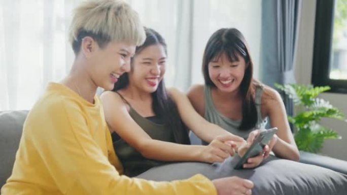 女性朋友在一起看智能手机时玩得开心