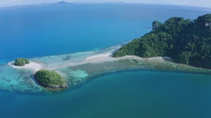 泰国甲米的railay海滩地标附近的分隔海的鸟瞰图。