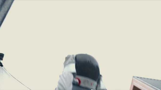 关于太空的梦想。小孩子穿着白色太空服和有趣的头盔在玩宇航员的蹦床上跳。
