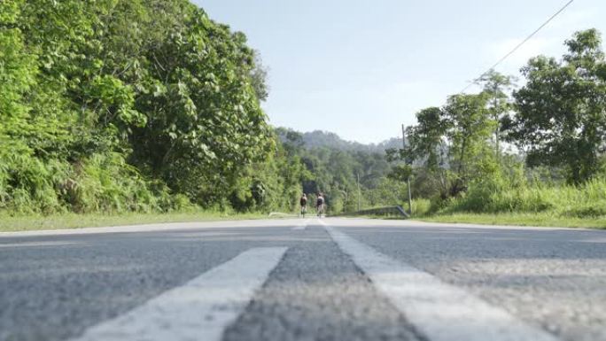 专业自行车手早上在乌卢兰加特农村地区骑公路旅行，两名铁人三项运动员骑手