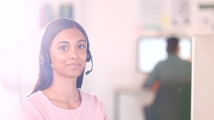 印度客户服务机构的呼叫中心，crm和妇女在咨询办公室打电话。很高兴为您提供帮助，请与我们和销售顾问联