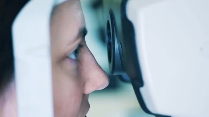 一名妇女正在研究检查视力的机制