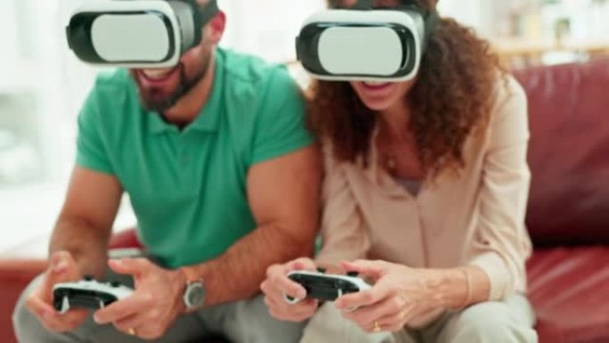 虚拟现实，眼镜和夫妇坐在沙发上玩控制器在线游戏。技术，metaverse和男女视频游戏，在客厅放松时