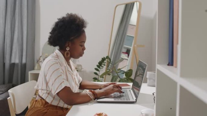 非裔美国人笔记本电脑在家工作
