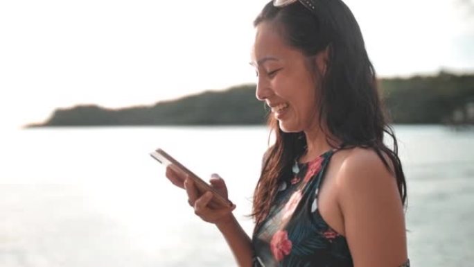 女人在海滩上使用智能手机