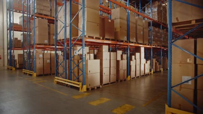 大型零售仓库，货架上摆满了纸箱和包装中的货物。物流、分拣和分销设施，用于进一步交付产品。提升半侧摄像