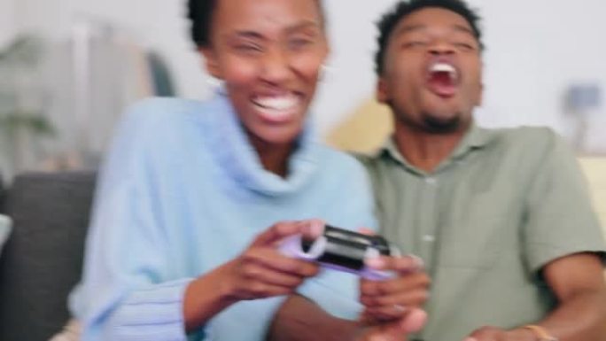 疯狂的夫妇玩视频游戏，玩得开心，在家一起在线游戏。有趣的黑人男女拿着操纵杆控制器在沙发上放松和享受他
