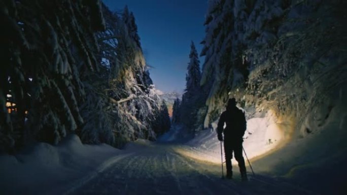 WS远足者在夜间穿越冬季森林时使用头灯