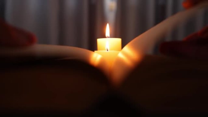 晚上用蜡烛看书用烛光阅读圣经读书看书翻书