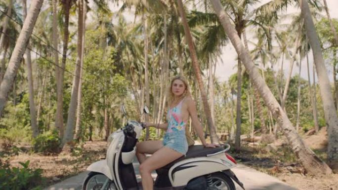 热带岛屿上骑摩托车旅行的女人自信的独立女性探索度假自由与摩托车合影