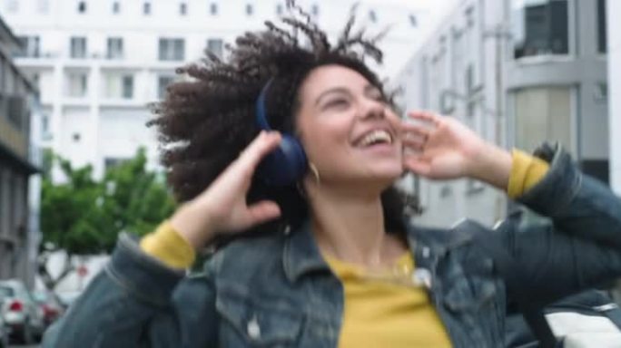 4k视频片段，一名年轻女子戴着耳机外出在城市中散步