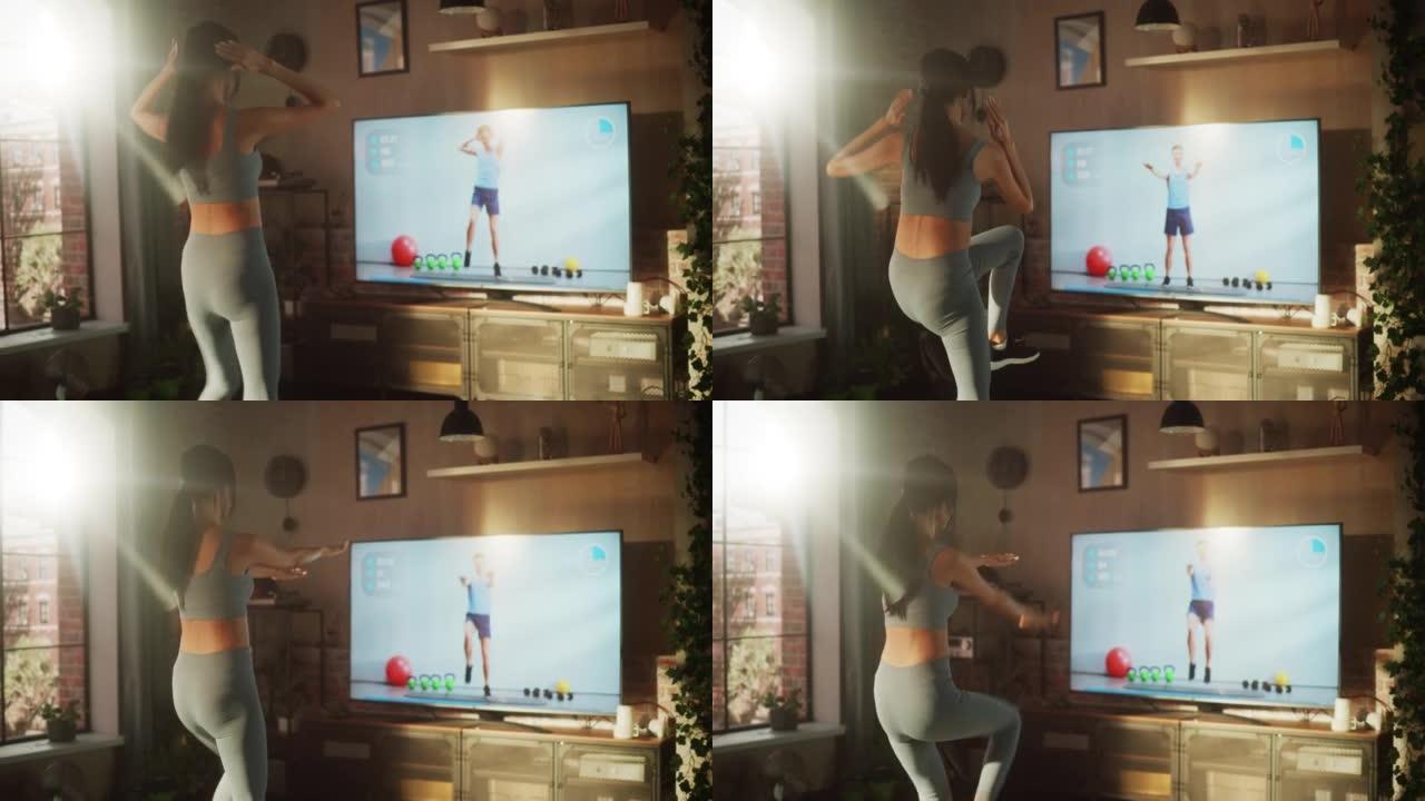 女孩通过在线视频跟着私人教练锻炼