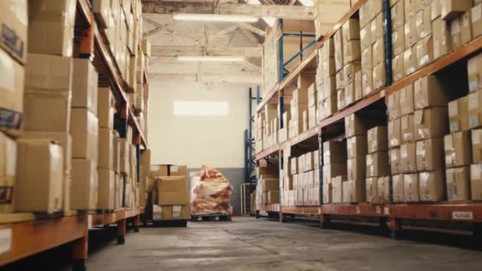 空仓库，工厂或存储设施，装满箱子或库存，准备分发。大型物流或仓库中心，装满包裹或货物，准备交付或运输