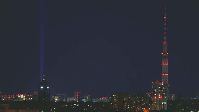 夜城背景上的巨大灯塔
