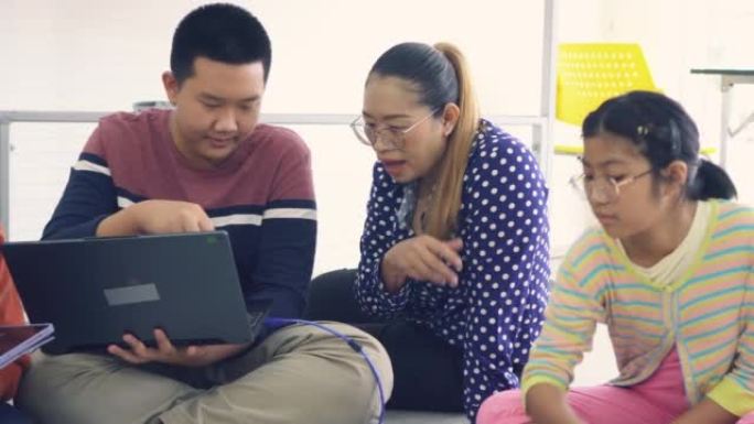 学生和朋友在教室里学习机器人技术