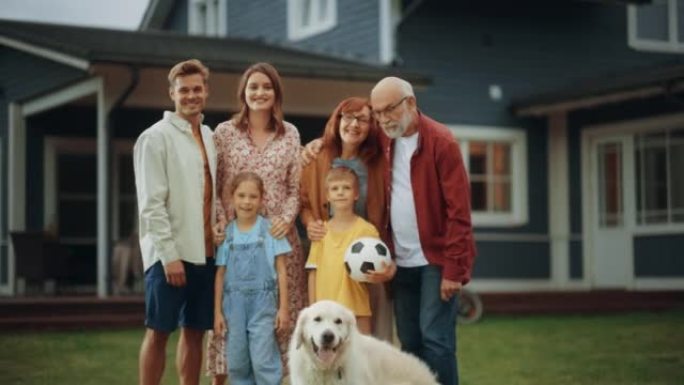 一对快乐的家庭夫妇的肖像，有两个孩子和祖父母，还有一只美丽的金毛猎犬站在他们前院的草坪上。快乐的人看