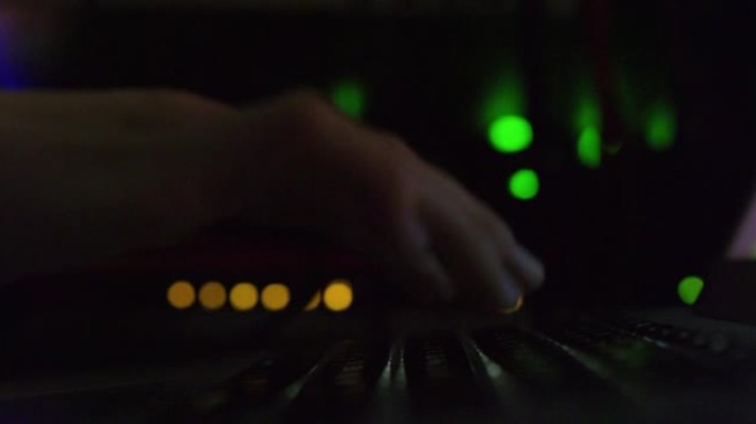 4k视频片段，一名妇女在服务器室工作时使用笔记本电脑