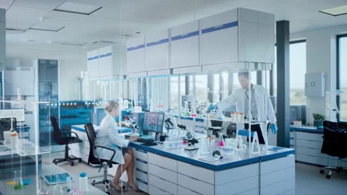 医学实验室与不同的生物化学科学家团队开发药物，女性微生物学家在计算机上工作，显示DNA研究界面。高科
