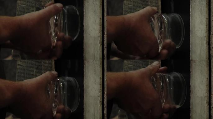 在玻璃厂制造玻璃杯。特写。