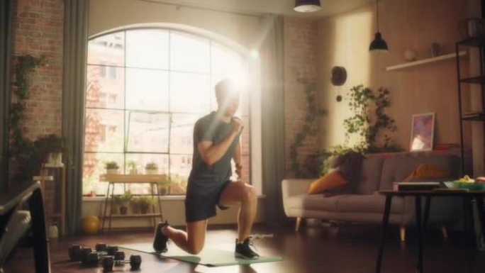 强壮的运动健康的年轻人在阳光明媚的公寓在家晨练时做有氧运动和深蹲核心强化锻炼。健身和娱乐概念。