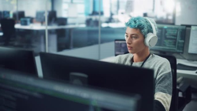 在多元化的办公室中: 在台式计算机上工作的戴着耳机的时尚女性肖像。现代数字企业家创造丰富多彩的电子商
