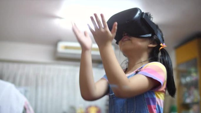 一个使用虚拟现实玻璃的小女孩