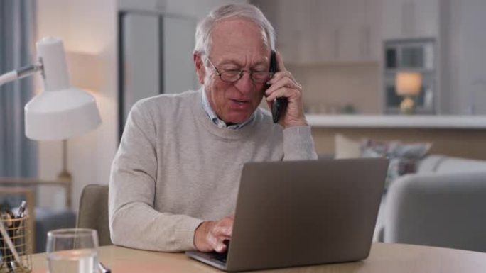 4k视频片段，一名高级男子坐在笔记本电脑上在手机上聊天