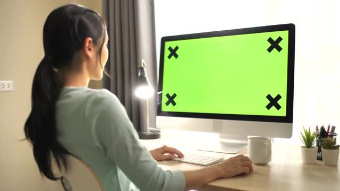 女人使用绿屏电脑外国人绿幕屏幕国外老外