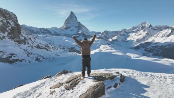 人在山峰上庆祝。采尔马特·马特宏峰。瑞士阿尔卑斯山，瑞士。
