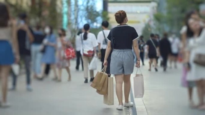 曼谷暹罗广场的亚洲妇女带着购物袋散步