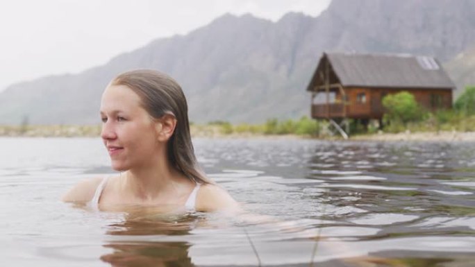 白人妇女在山上旅行时玩得很开心，穿着泳衣和游泳