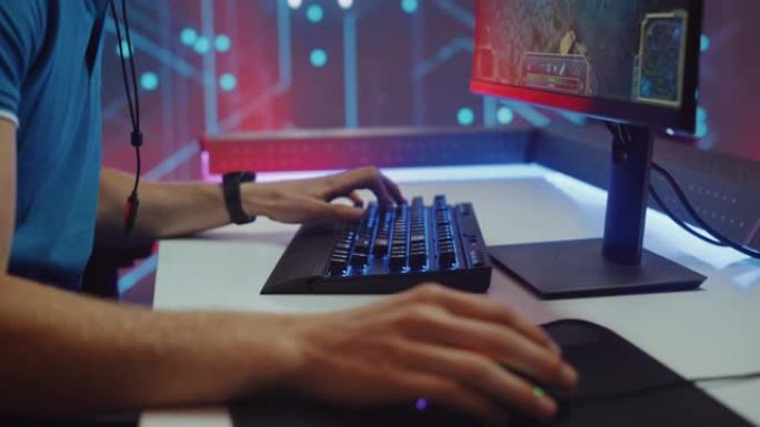 手，键盘和显示器的焦点: 专业电子竞技游戏玩家在他的个人电脑上玩RPG MOBA模拟视频游戏。网络游