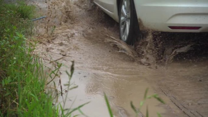 汽车穿越泥泞的水坑