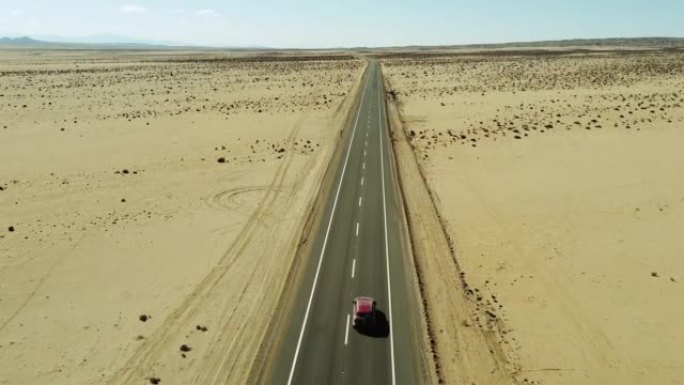 汽车在南美智利阿塔卡马沙漠中的公路上行驶。无人机视图。